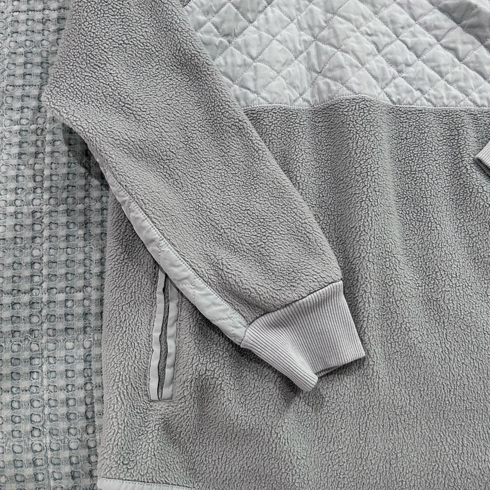 Abercrombie & Fitch Light Gray and White Quilted Fleece Pullover - Picture 9 of 10